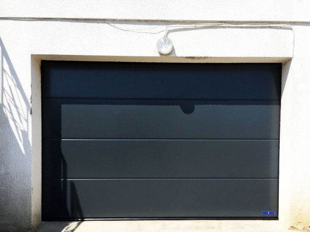 pose-porte-garage-sectionnelle-motorisee-fareins